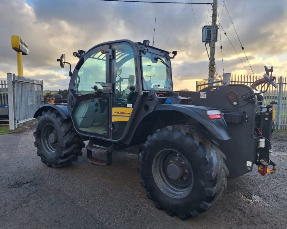 NH TRACTOR TH7.42 NEW HOLLAND HANDLER