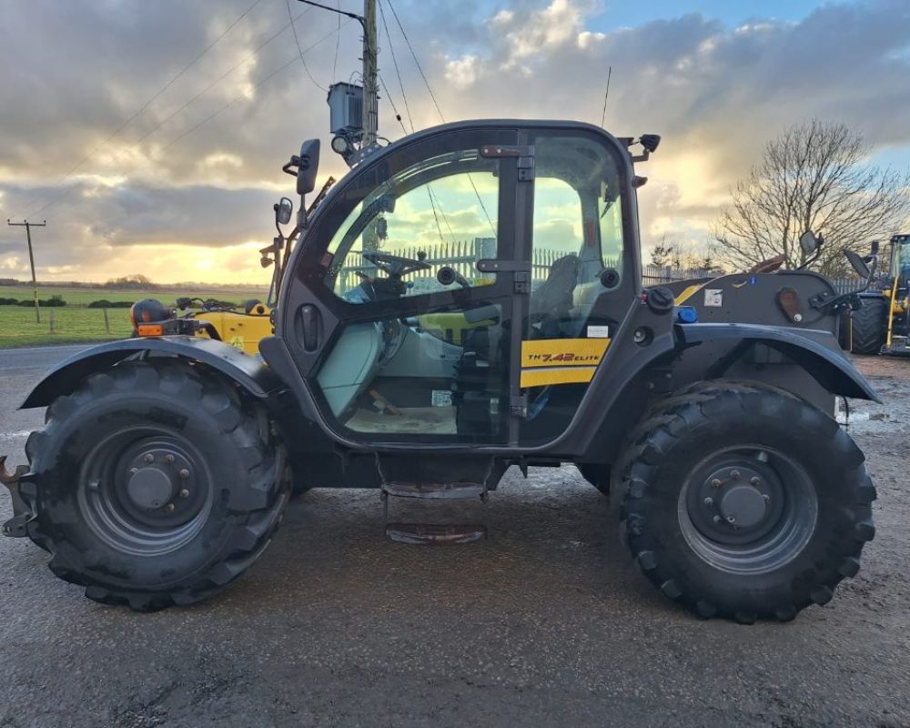 NH TRACTOR TH7.42 NEW HOLLAND HANDLER